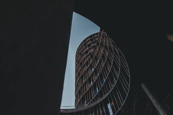 Tiro Ângulo Baixo Edifício Moderno Sob Céu Limpo — Fotografia de Stock