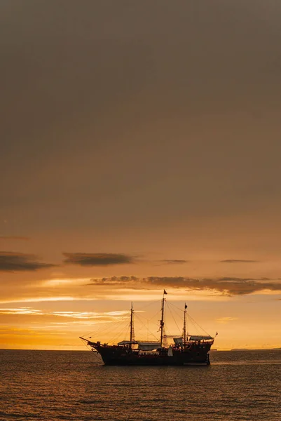 Das Schiff Bei Sonnenuntergang — Stockfoto