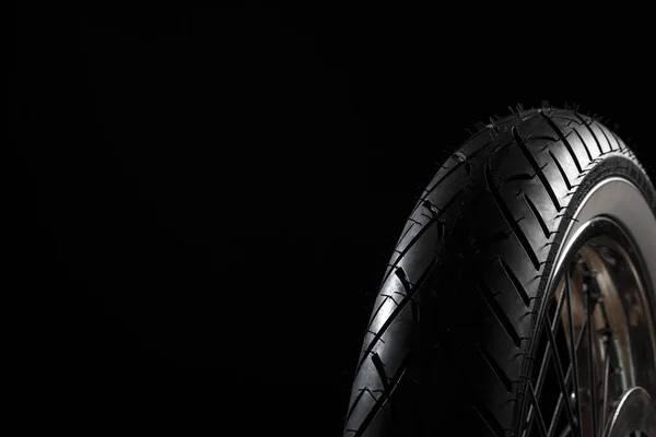 Eine Nahaufnahme Des Rades Mit Schwarzem Hintergrund — Stockfoto