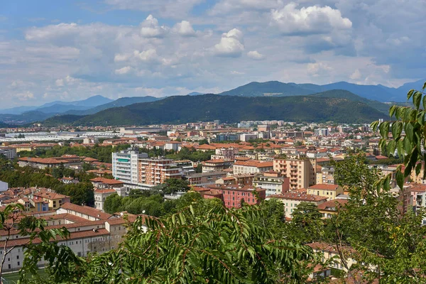 Güneşli Bir Günde Dağlık Bir Bölgede Modern Bir Şehir — Stok fotoğraf