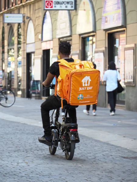 Mailand Italien August 2021 Vertikale Nahaufnahme Eines Kuriers Mit Orangefarbener — Stockfoto