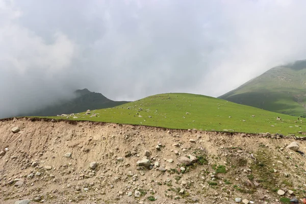 Céu Nublado Sobre Montanhas Verdes — Fotografia de Stock