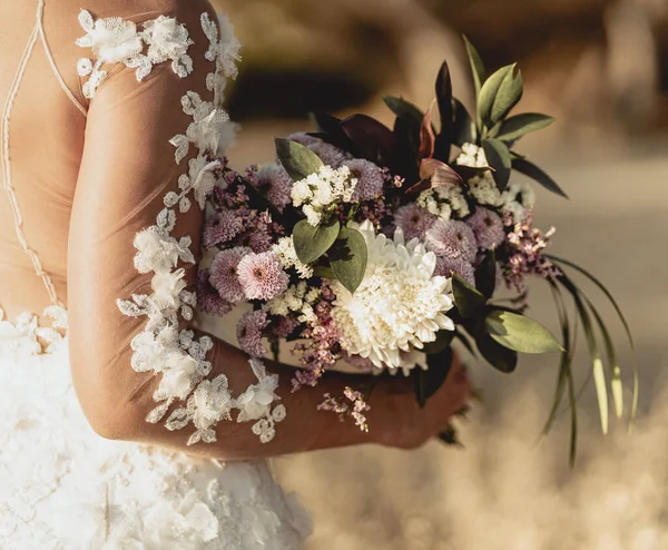 Bellissimo Bouquet Nelle Mani Della Sposa — Foto Stock