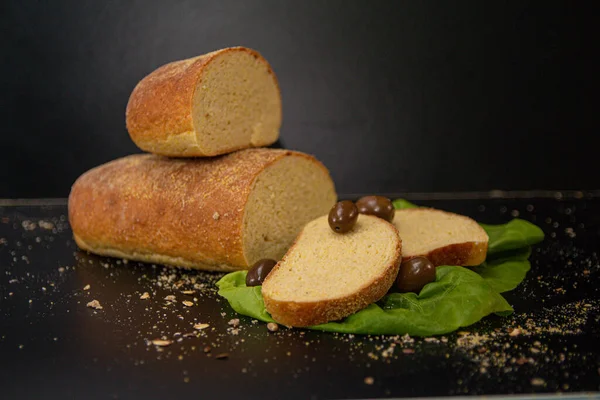 Een Close Shot Van Sla Olijven Gesneden Brood Een Tafel — Stockfoto