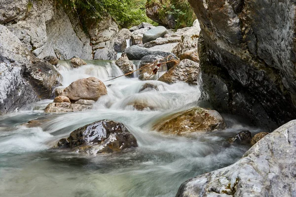 森の岩場に流れる川 — ストック写真