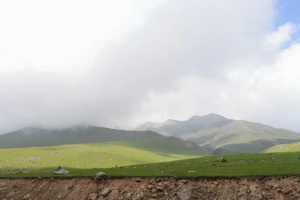 Céu Nublado Sobre Montanhas Verdes — Fotografia de Stock