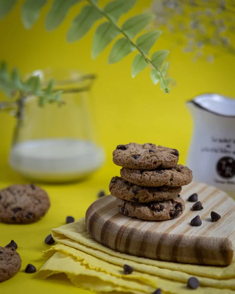 Las Deliciosas Galletas Fritas Chocolate Fresco Con Leche Para Desayuno — Foto de Stock