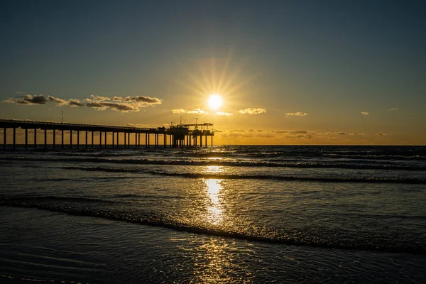 Silhouette Construction Platform Beach Sunset — Stock Photo, Image