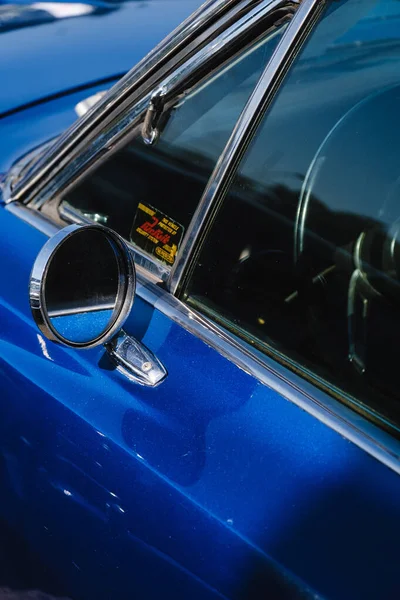 一辆蓝色古董车停在室外的垂直镜头 — 图库照片