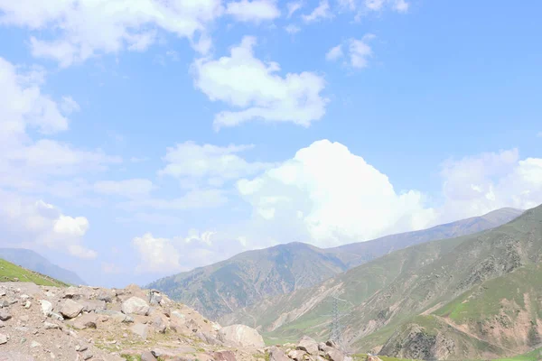 Cielo Azzurro Nuvoloso Sulle Verdi Montagne Una Giornata Sole — Foto Stock