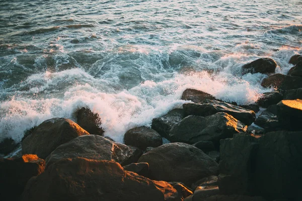 Primer Plano Rocas Orilla Rodeadas Por Mar Bajo Luz Del —  Fotos de Stock