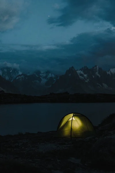 Tiro Vertical Uma Barraca Com Iluminação Baía Lago Nas Montanhas — Fotografia de Stock