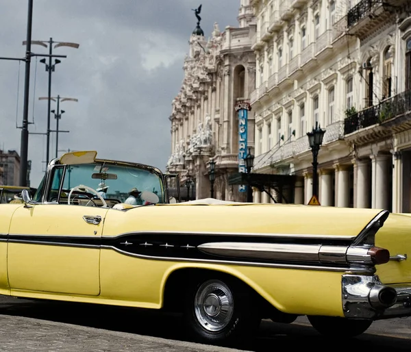 Habana Cuba 2018 Krásný Záběr Klasického Žlutého Auta Kulatými Světlomety — Stock fotografie