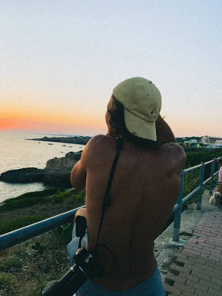 Joven Sin Camisa Tomando Una Foto Del Mar Durante Puesta —  Fotos de Stock