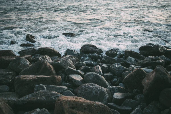 Primer Plano Rocas Orilla Rodeadas Por Mar Luz Del Día —  Fotos de Stock