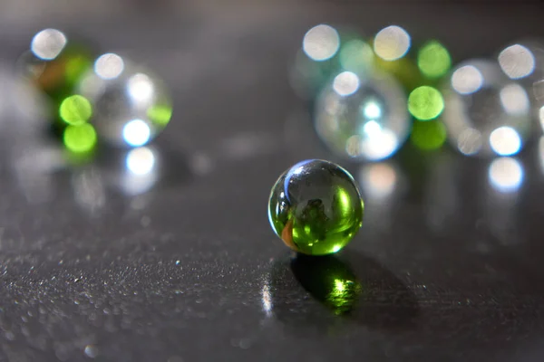 Une Mise Point Sélective Verre Marbre Vert Autres Billes Arrière — Photo