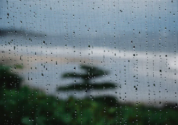 窗网表面上的雨滴特写 — 图库照片