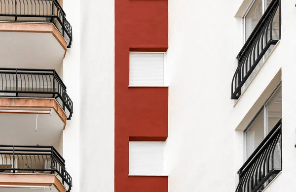 Zwei Balkone Eines Weißen Gebäudes Gegenüber — Stockfoto