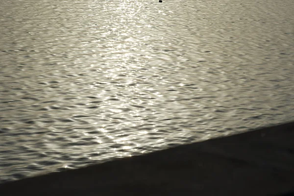 Eine Schöne Aufnahme Der Sonnenstrahlen Die Sich Wasser Spiegeln — Stockfoto