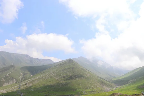 Ciel Bleu Nuageux Sur Les Montagnes Vertes Par Une Journée — Photo