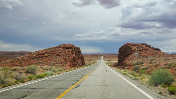 Una Carretera Asfalto Vacía Través Los Desiertos —  Fotos de Stock
