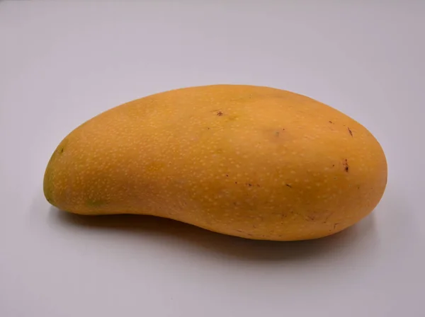 Eine Nahaufnahme Einer Mango Isoliert Auf Weißem Hintergrund — Stockfoto