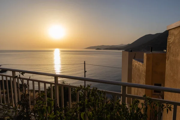 Widok Bliska Pięknym Balkonem Widokiem Zachód Słońca Nad Morzem — Zdjęcie stockowe