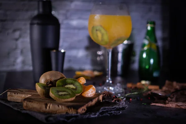 Una Copa Refrescante Cóctel Con Frutas Tropicales Delicioso Kiwi Bar — Foto de Stock