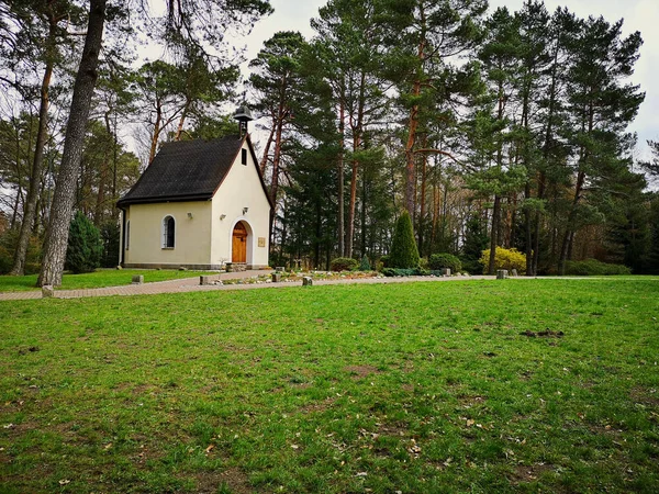 Koszalinie被森林包围的Sanktuarium Matki Bozej Trzykroc Przedziwnej小教堂 — 图库照片