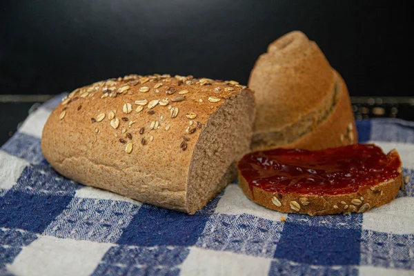 Gros Plan Pain Tranché Avec Confiture Fraises Sur Chiffon Carreaux — Photo