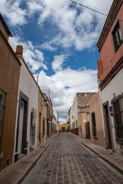 Вертикальный Снимок Фасадных Зданий Вдоль Улицы Мексике — стоковое фото