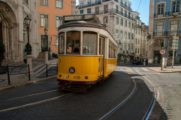 Lisbon Portugal Şubat 2009 Lizbon Portekiz Kaldırım Taşından Geçen Sarı — Stok fotoğraf