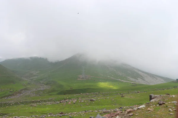 Cielo Nuvoloso Sulle Verdi Montagne — Foto Stock