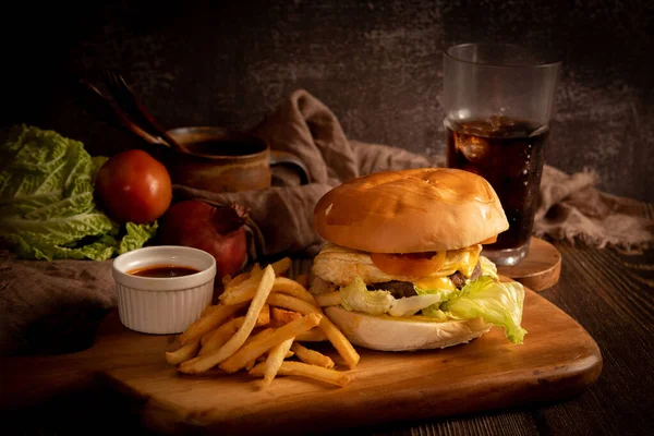 ハンバーガーのクローズアップショット キッチンでソースとフライドポテト — ストック写真