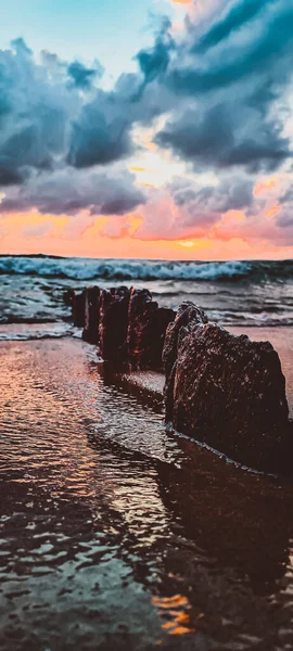 Una Toma Vertical Agua Áspera Orilla Con Rompeolas Una Hermosa — Foto de Stock