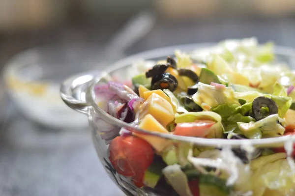 Skål Med Hälsosam Vegetarisk Sallad Med Ekologiska Ingredienser — Stockfoto