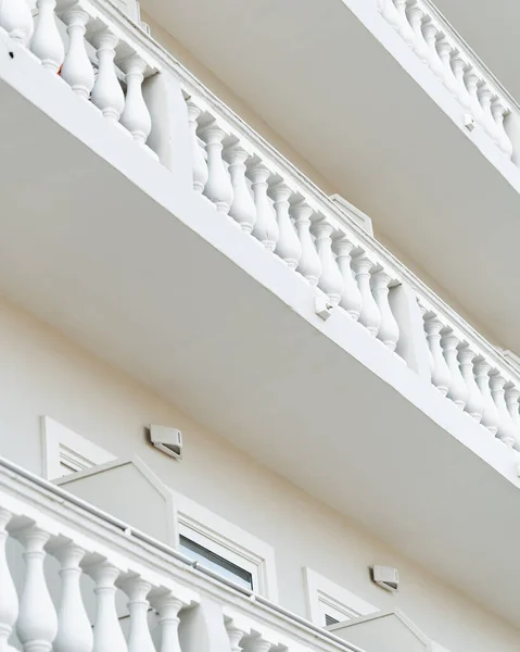 酒店大楼阳台室内设计的垂直截图 — 图库照片