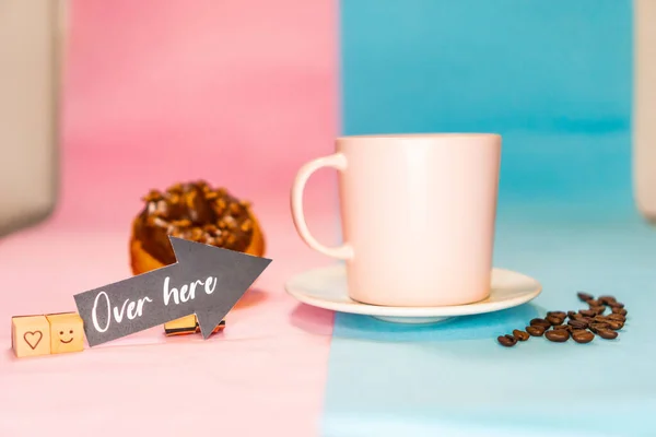 Una Tazza Caffè Una Ciambella Sfondo Rosa Blu — Foto Stock