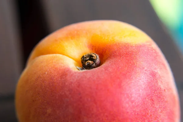 Primer Plano Selectivo Una Fruta Melocotón Rosa — Foto de Stock