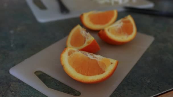 Frische Orangefarbene Und Gelbe Scheiben Grapefruit Auf Einem Holztisch — Stockvideo