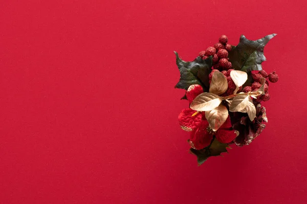 Horní Pohled Vánoční Ozdoba Barevnými Listy Červeném Pozadí — Stock fotografie