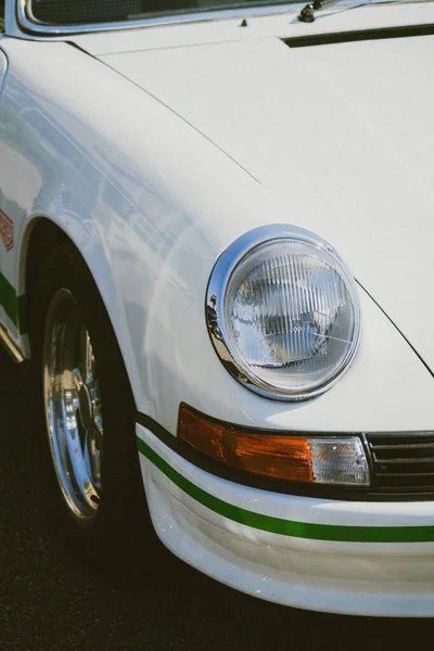 Eine Vertikale Aufnahme Eines Weißen Oldtimers Der Einem Sonnigen Tag — Stockfoto