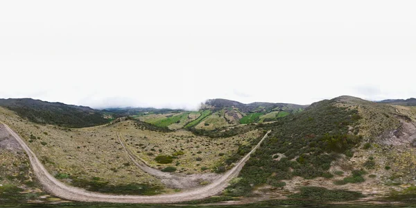 Beau Paysage Avec Une Route Entourée Terres Vertes Montagnes Brumeuses — Photo