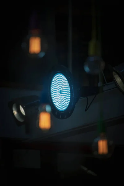 Вертикальний Знімок Синього Світлодіодного Прожектора — стокове фото