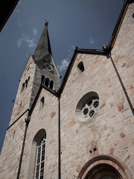 Halls Austria 2021年7月27日 オーストリア ハルシュタットの福音派教会の垂直撮影 — ストック写真
