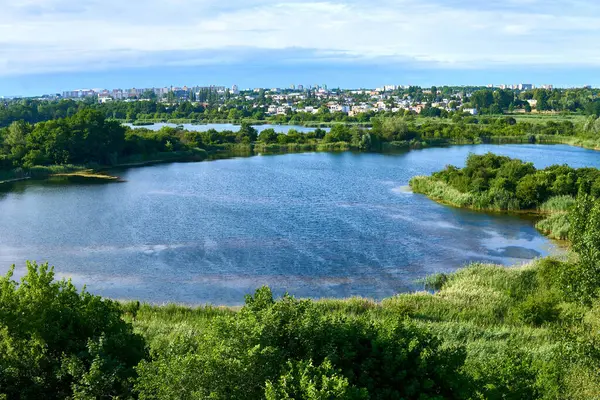 Ein Blauer See Auf Dem Feld Nahe Der Stadt Einem — Stockfoto