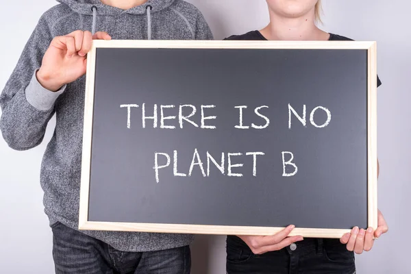 Les Adolescents Tenant Tableau Avec Pas Planet Écrit Dessus — Photo