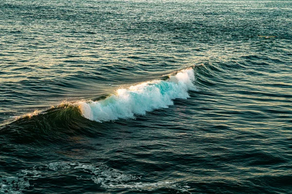 海滩上一个美丽的泡沫浪花 — 图库照片