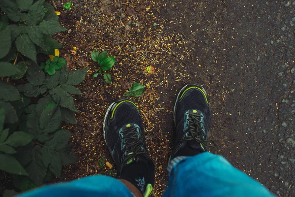 Overhead Skott Man Sneakers Står Höst Skog — Stockfoto