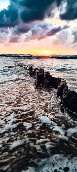 Una Toma Vertical Agua Áspera Orilla Con Rompeolas Una Hermosa — Foto de Stock